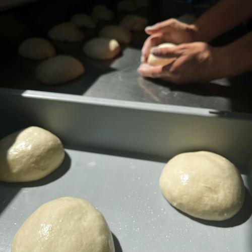 Vers opgebolde pizzadeeg bij Pizzeria Myropani Zottegem